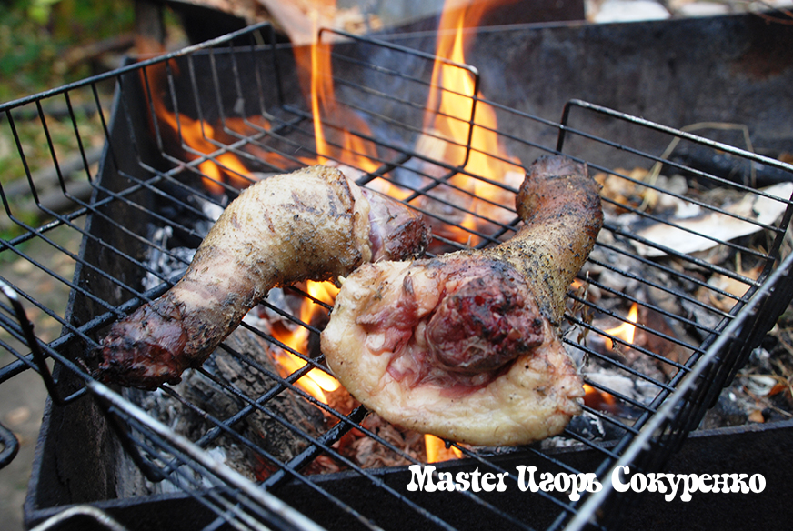 куски утиногоо мяса жарятся на открытом огне