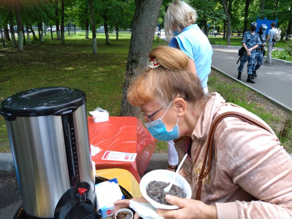 Женщина наливает чай